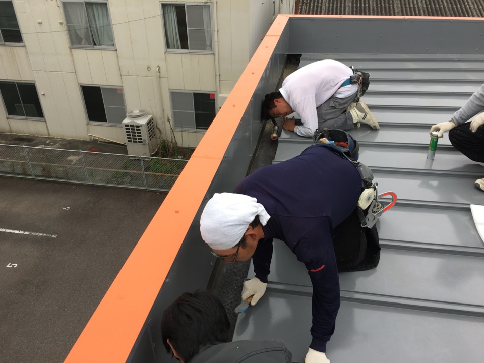 雨漏りの補修に来ています！