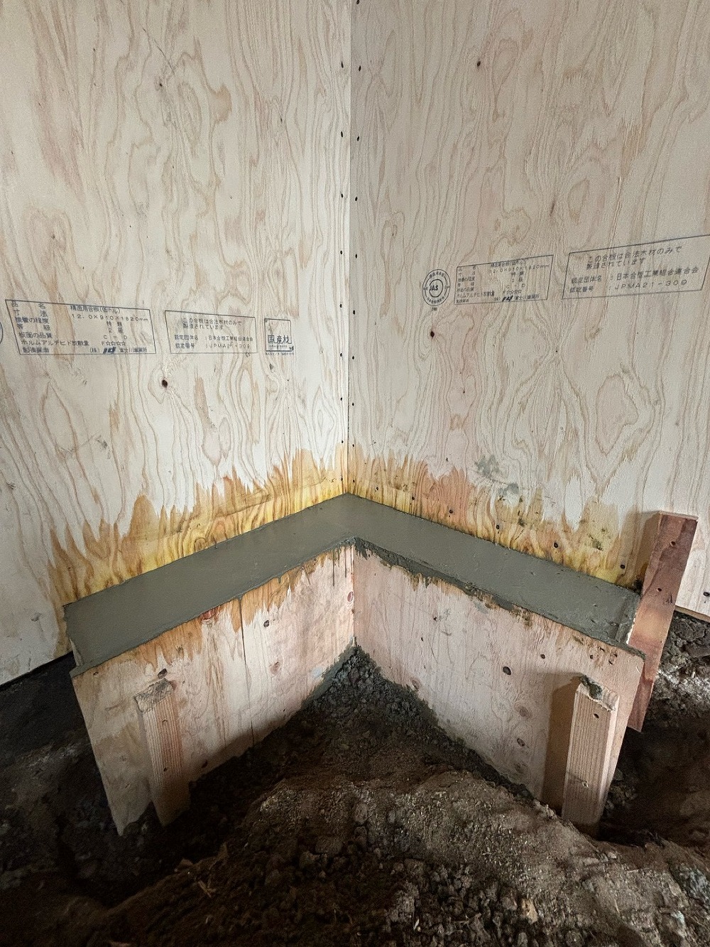 基礎がなく建物が弱っていたので型枠を作り、コンクリートでコーナーを補強します（三浦）