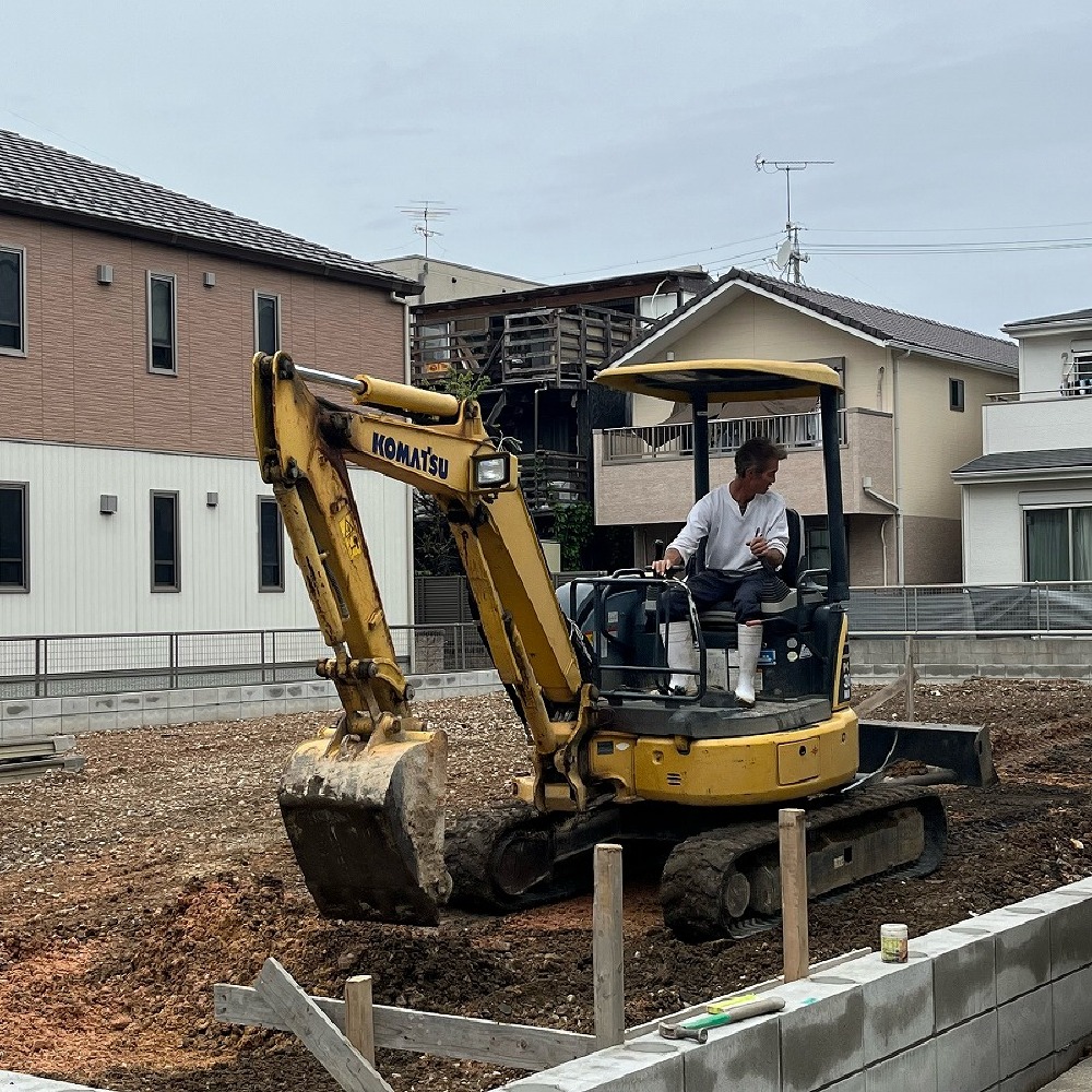 工場の横の高蔵鋼材様新築工事の現場では基礎屋さんが 重機で作業を行っていました（三浦）