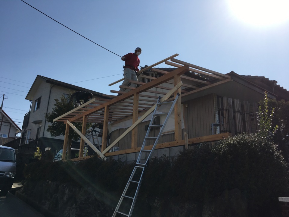 アプローチの屋根の建て込みをしています！