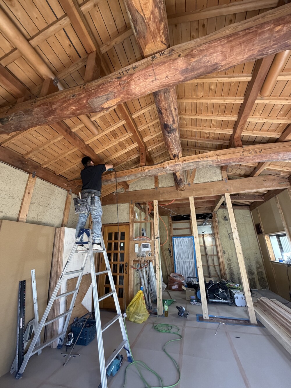 勾配天井にするため、小屋束に書いてある新築時の番付を消していきます