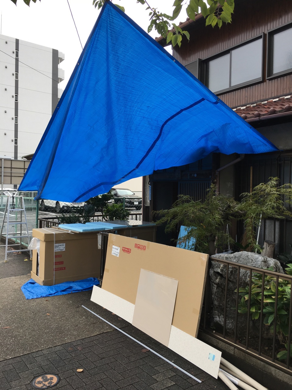 雨養生をして、キッチンの施工に取り掛かっています！