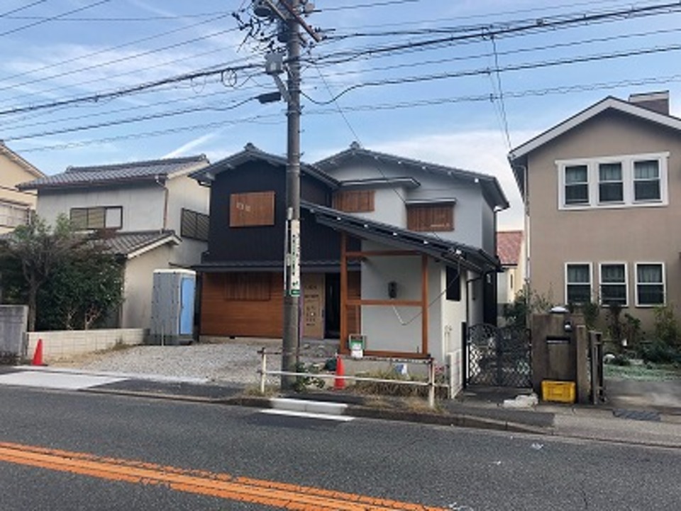  道路側も格子を取り付けていきます（山本）