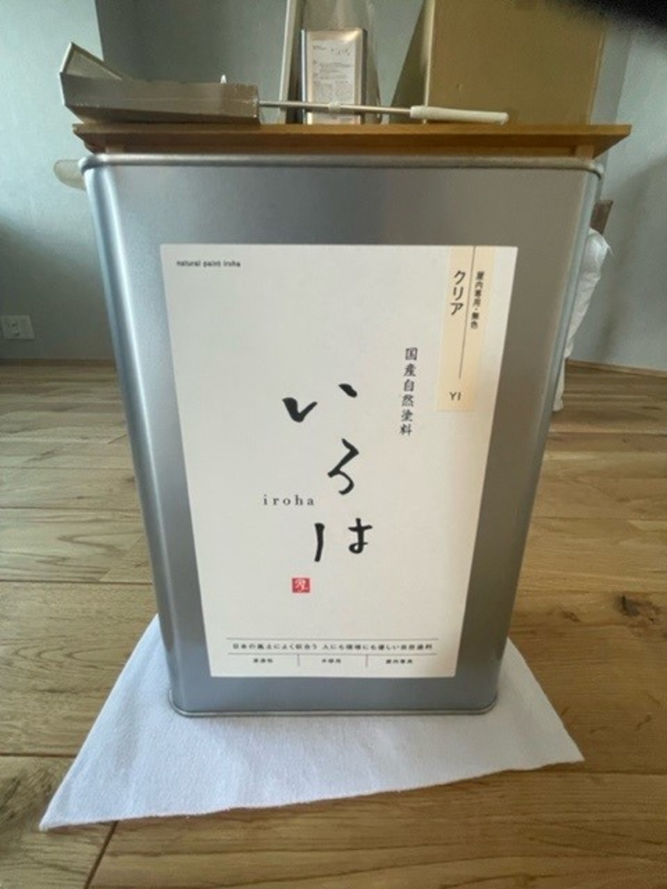 クリーニングも終わり、 最終の仕事、 床に自然塗料　いろはを塗っていく川脇さんです（白井）