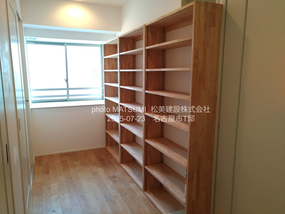 注文家具・オーダー本棚。床固定