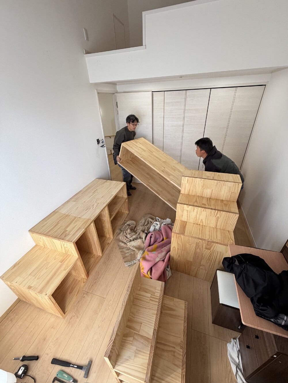   箱階段。いよいよ現場での組み立て作業に入ります。  