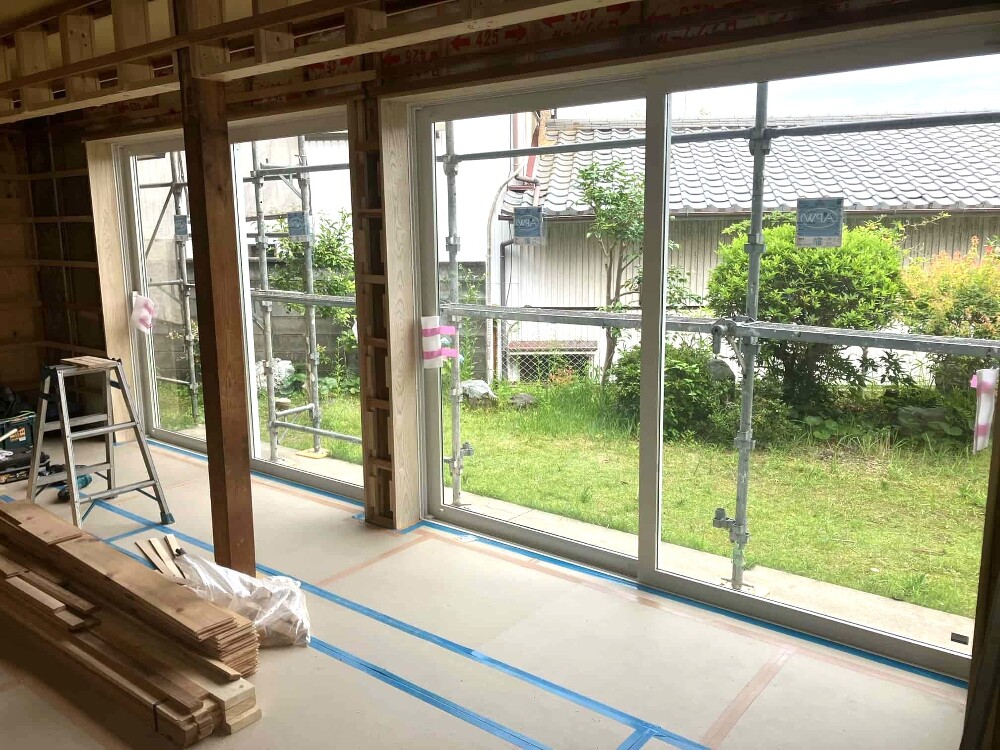 やわらかな風合いが魅力の栓の無垢材。工場で加工した枠を取り付けています。