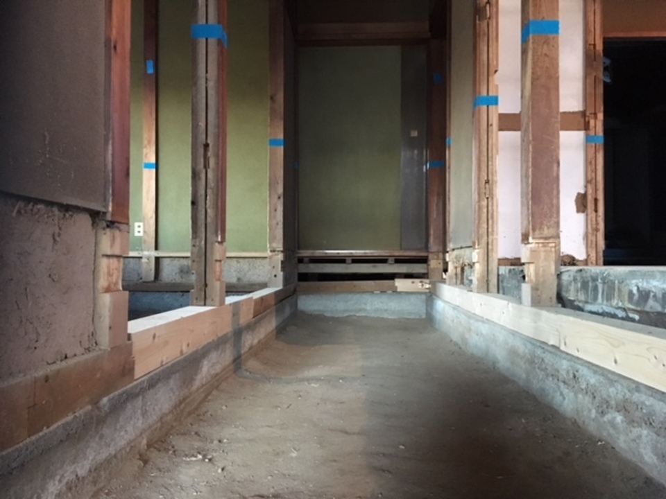 寺西です、土台替えをしています。