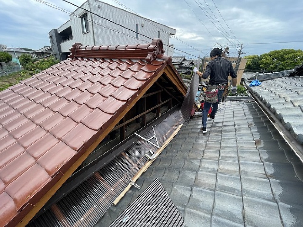 板金の山口君が小屋部の屋根、壁のポリカを施工していきます（白井）