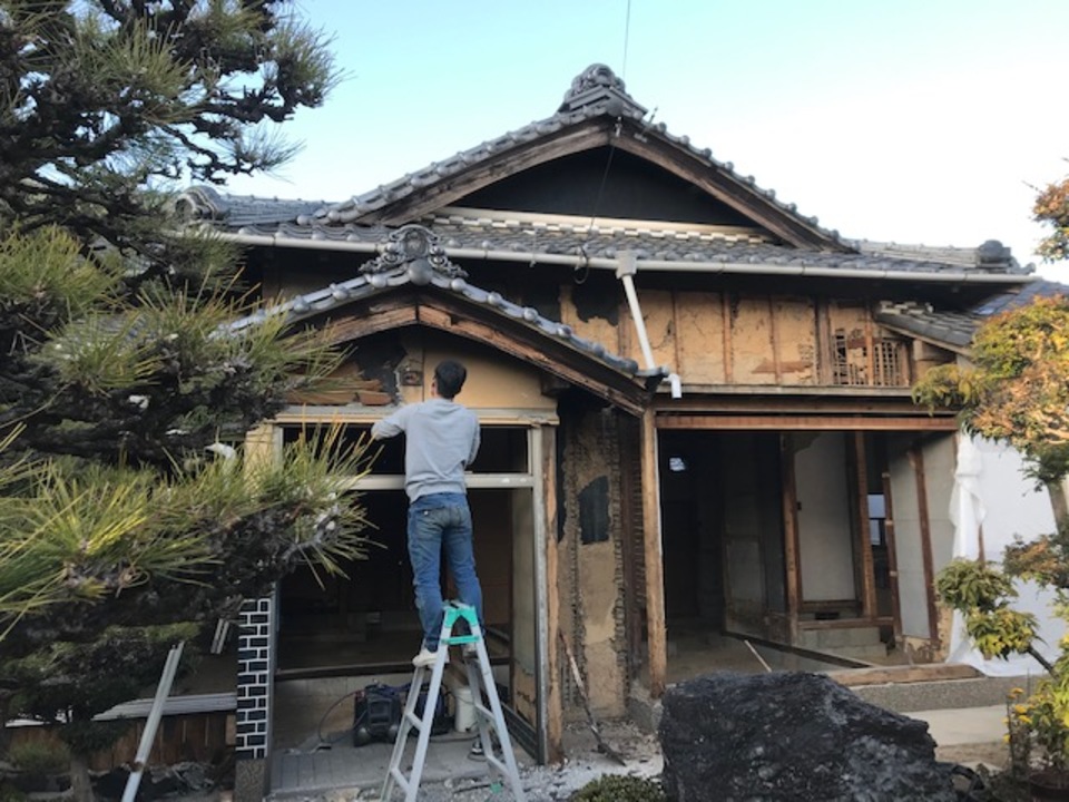 土壁を生かす外断熱にします。