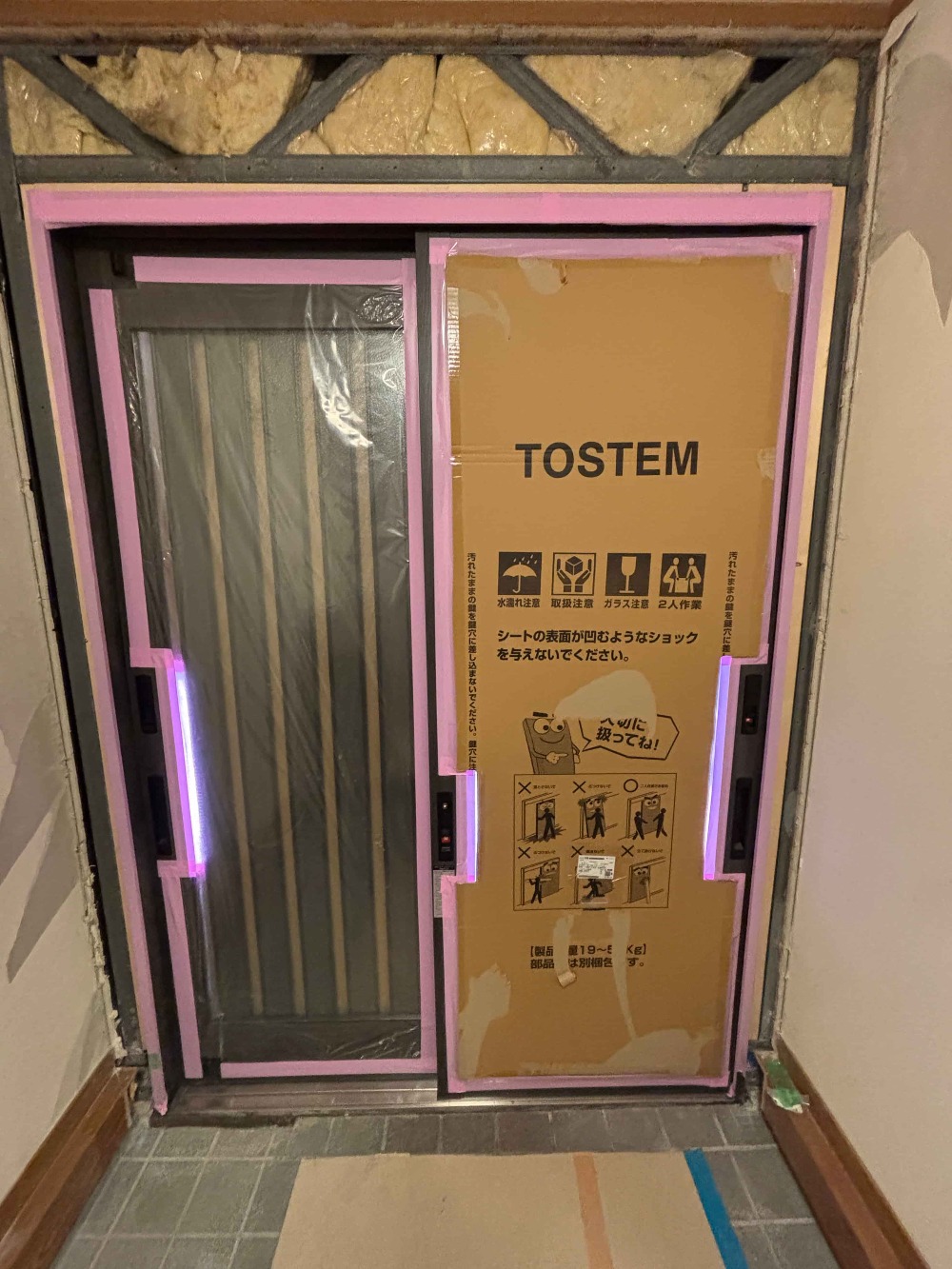玄関サッシを開き戸から引戸に変更しました