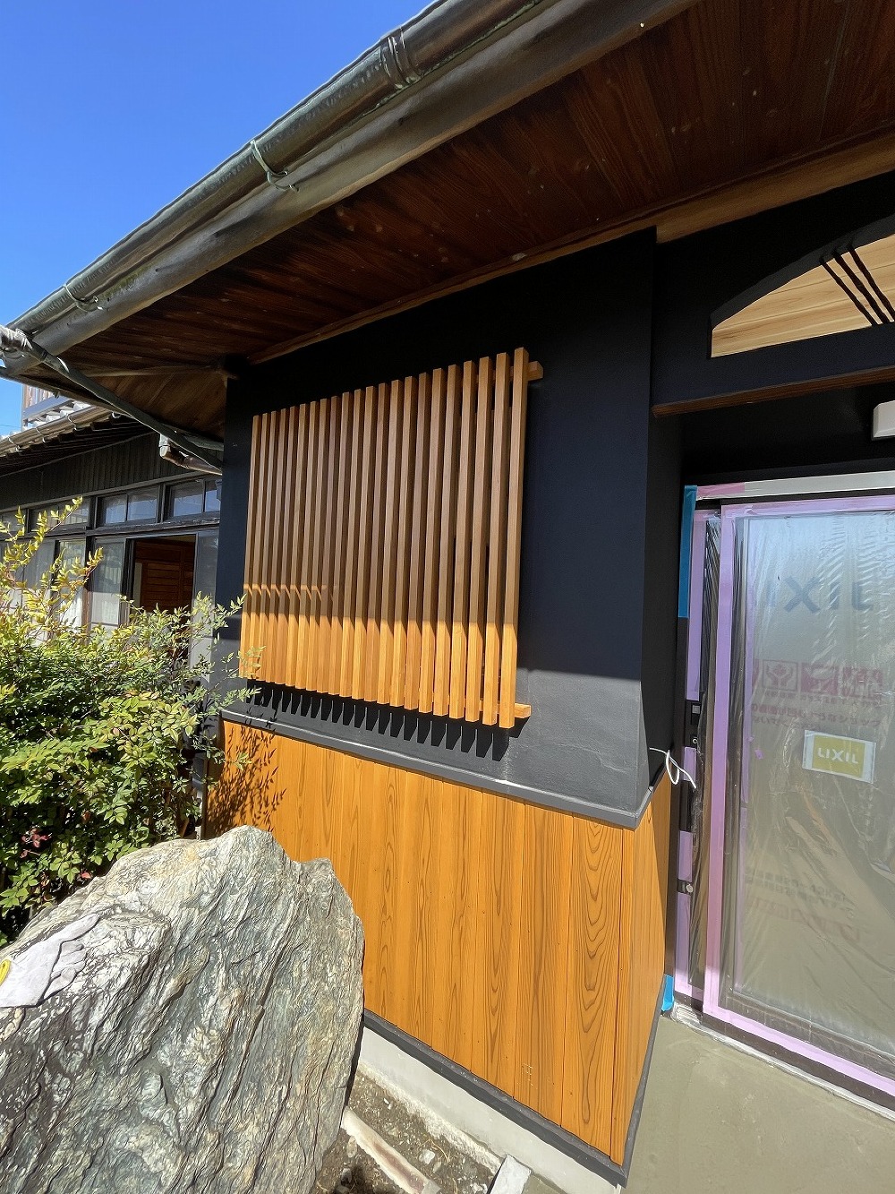 山ちゃんと二人で格子取付けました。 玄関周りかなり良い雰囲気になりました。