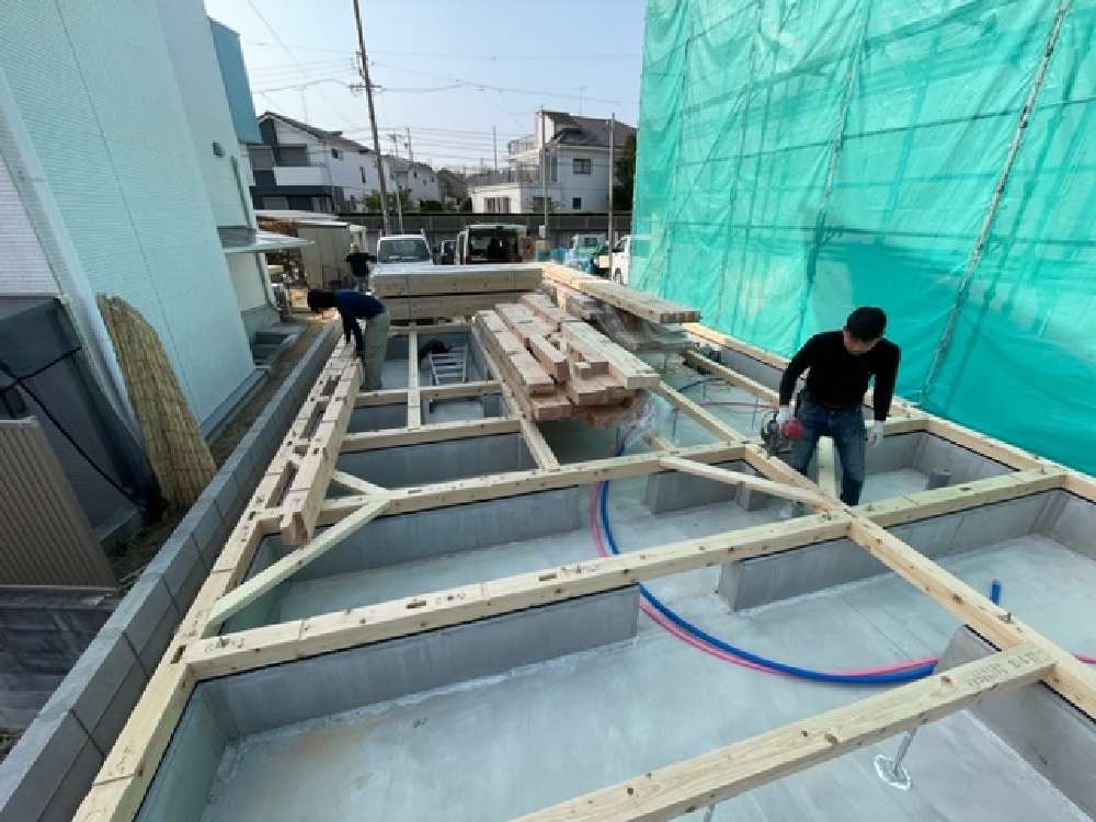 建前に向け材料の搬入をしています（寺西）