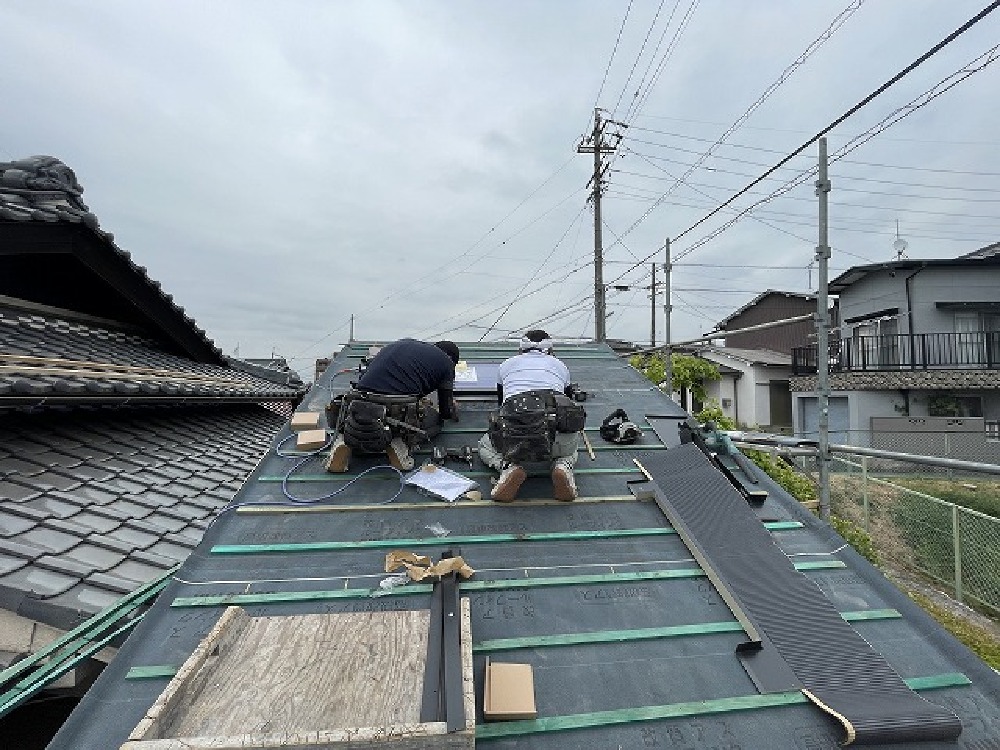 瓦工事開始。  北野瓦店さん全員集合です。 天窓が付く為、割り付けを考慮して、開口を作っていきます。 防水処理を確実に施工していきます。（白井）