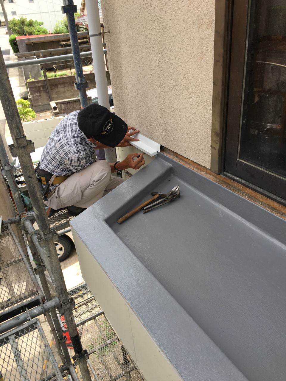 松野さんが水切りを施工しています！