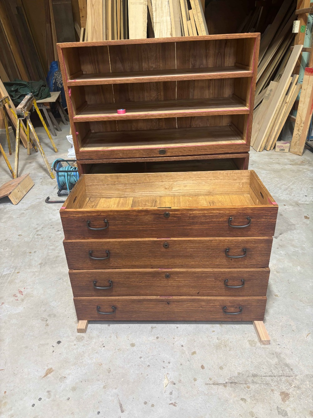 桐たんすの補修が完了しました。 柿渋コートを塗装していきます