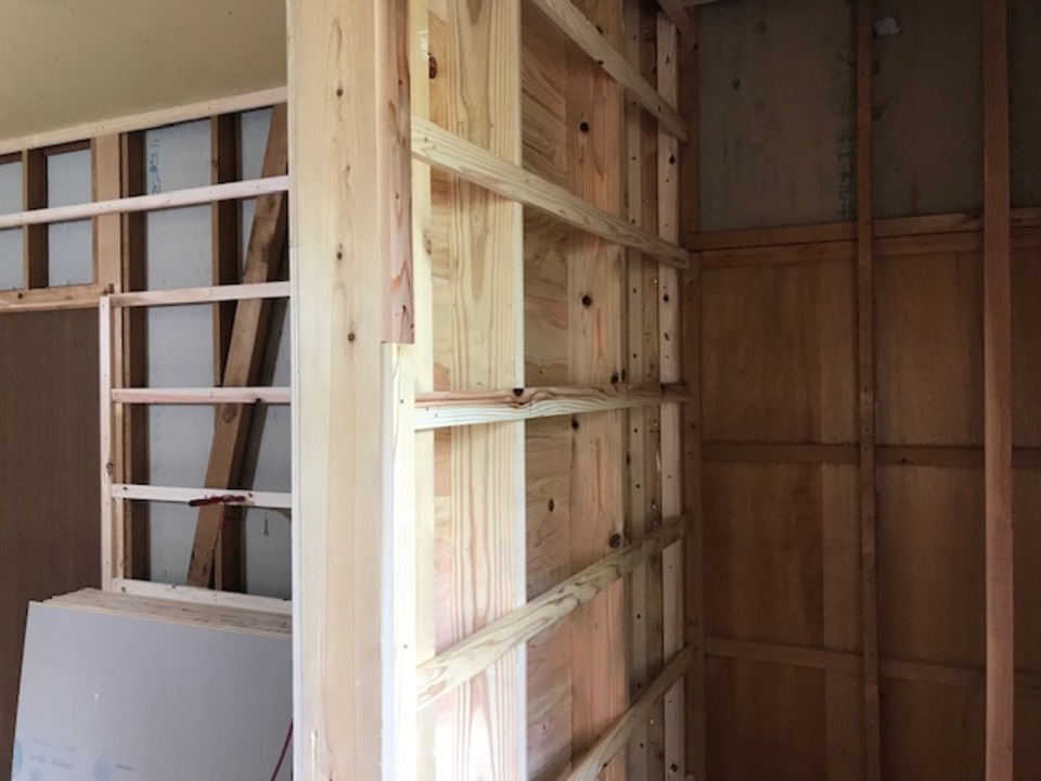 引き続き壁下地施工中。