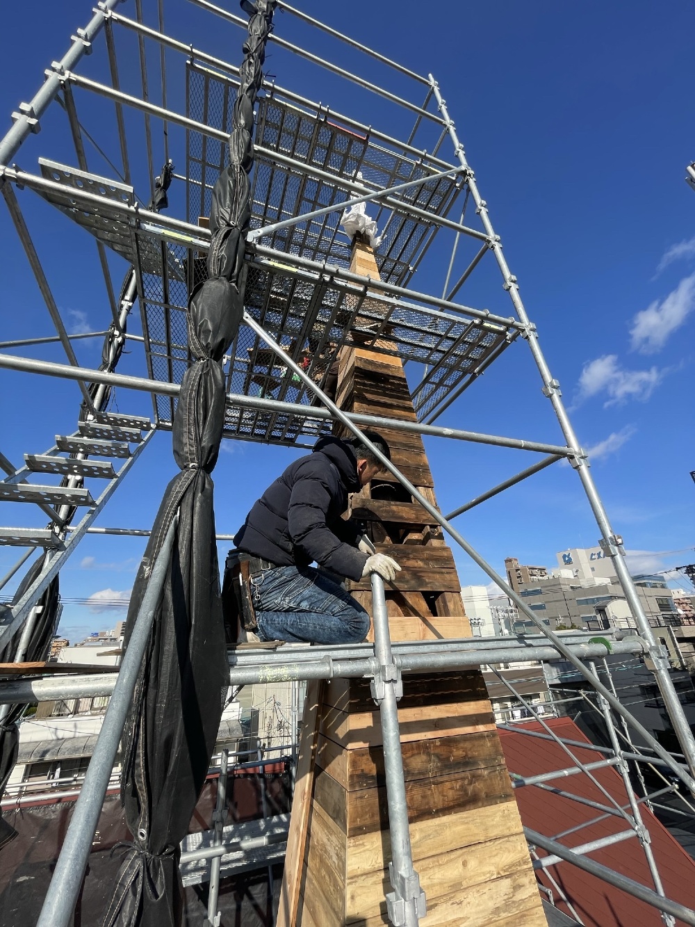 寒空の下、塔屋作業進行する、山ちゃんと寺やんです。  風の冷たさが身にしみます（白井）