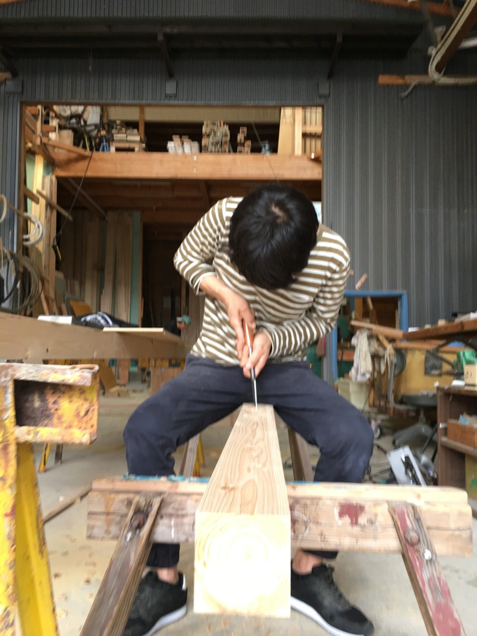 今日は工場で、イスの陳列棚を作っています。