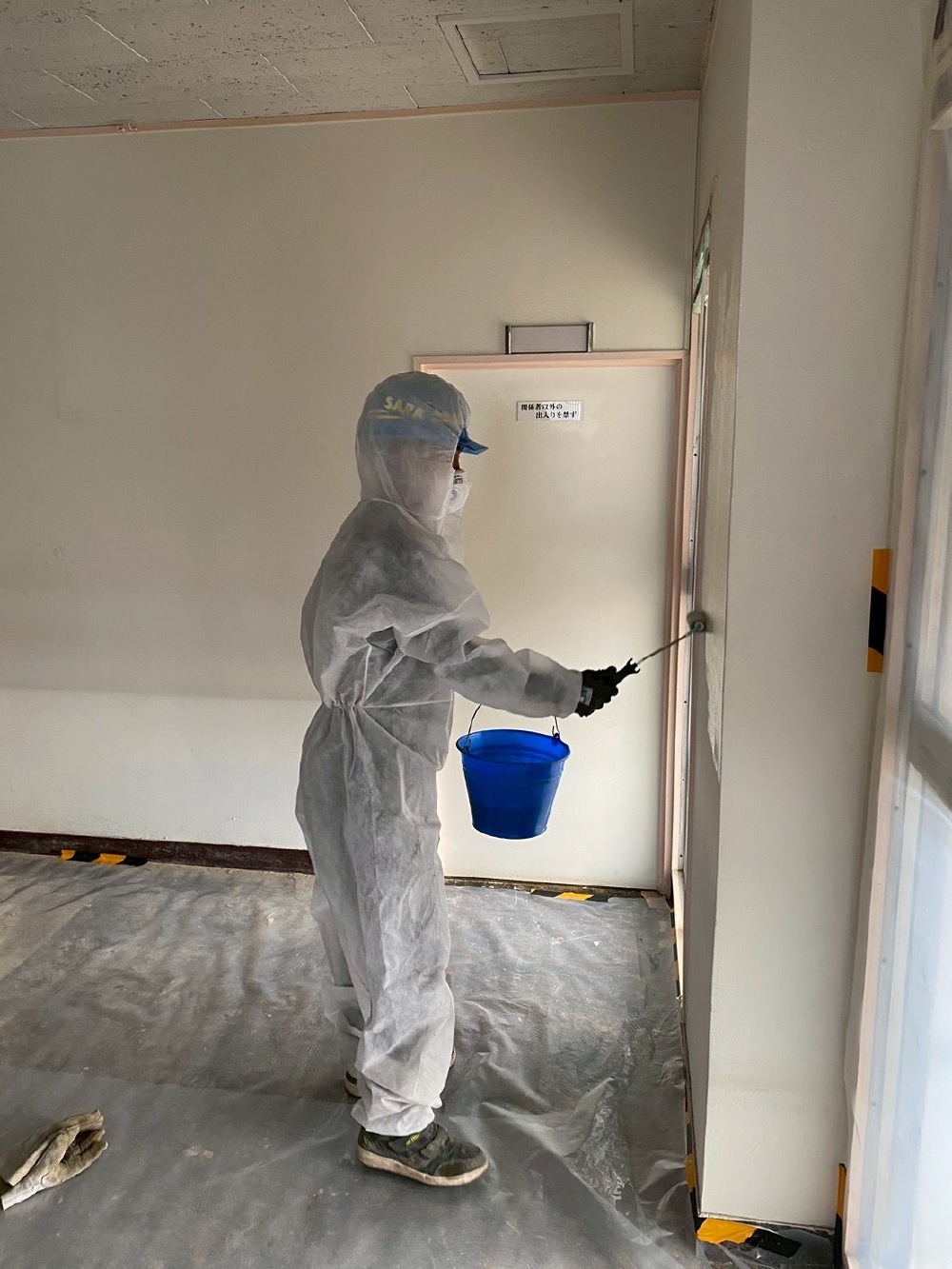 内壁塗装にもアスベストが混入しているので、 塗膜剥離剤を塗布後、慎重に剥がしていきます