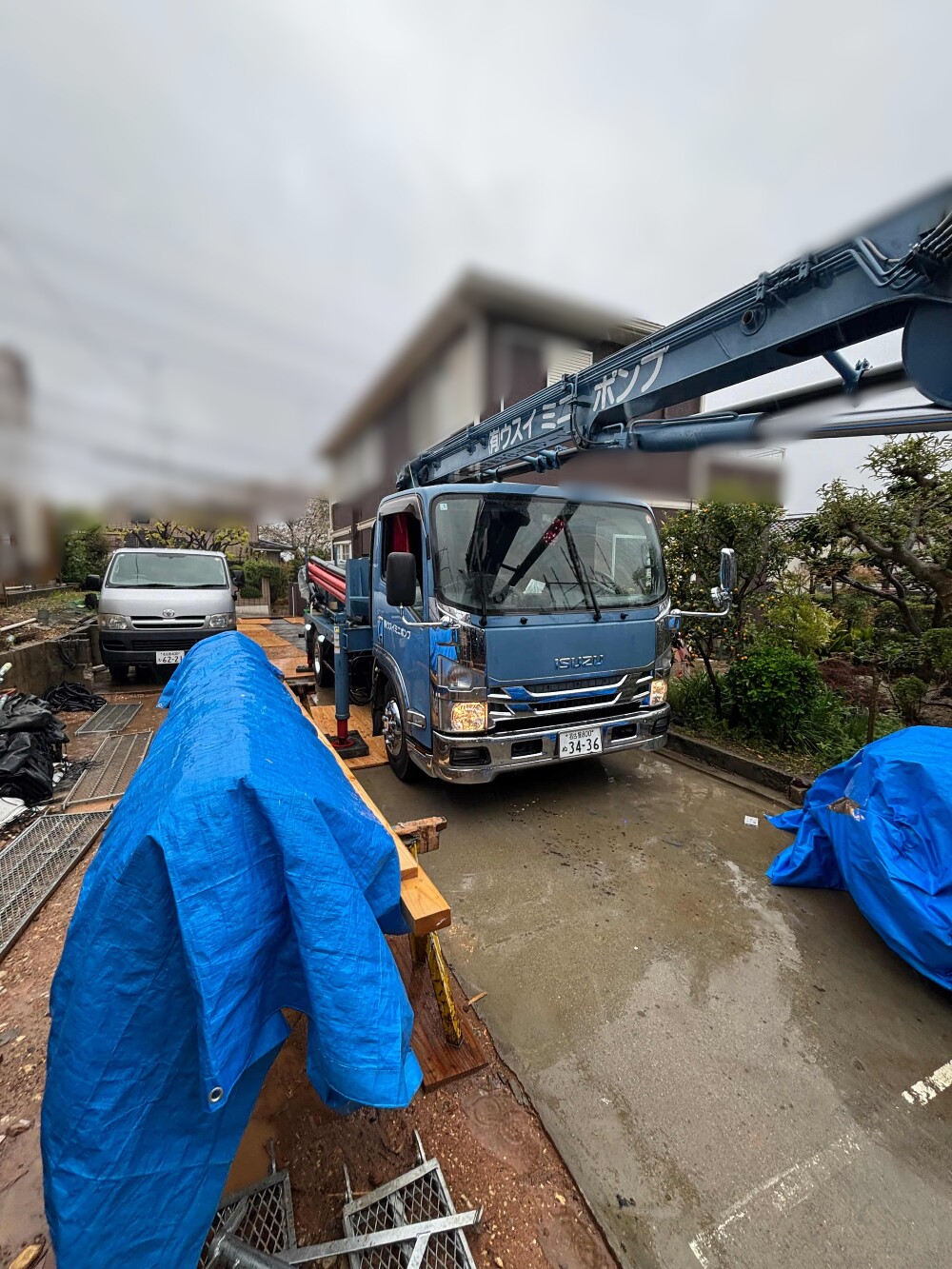 雨の中での生コン打設。 