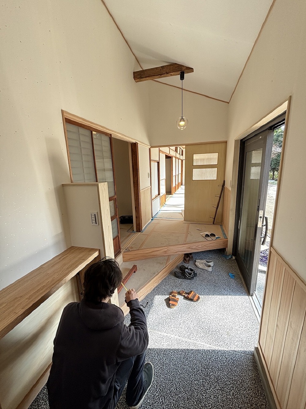 養生めくりに来ています。工事中に壁や床などを汚れや傷から守ってくれていた養生をめくる日が来ました。