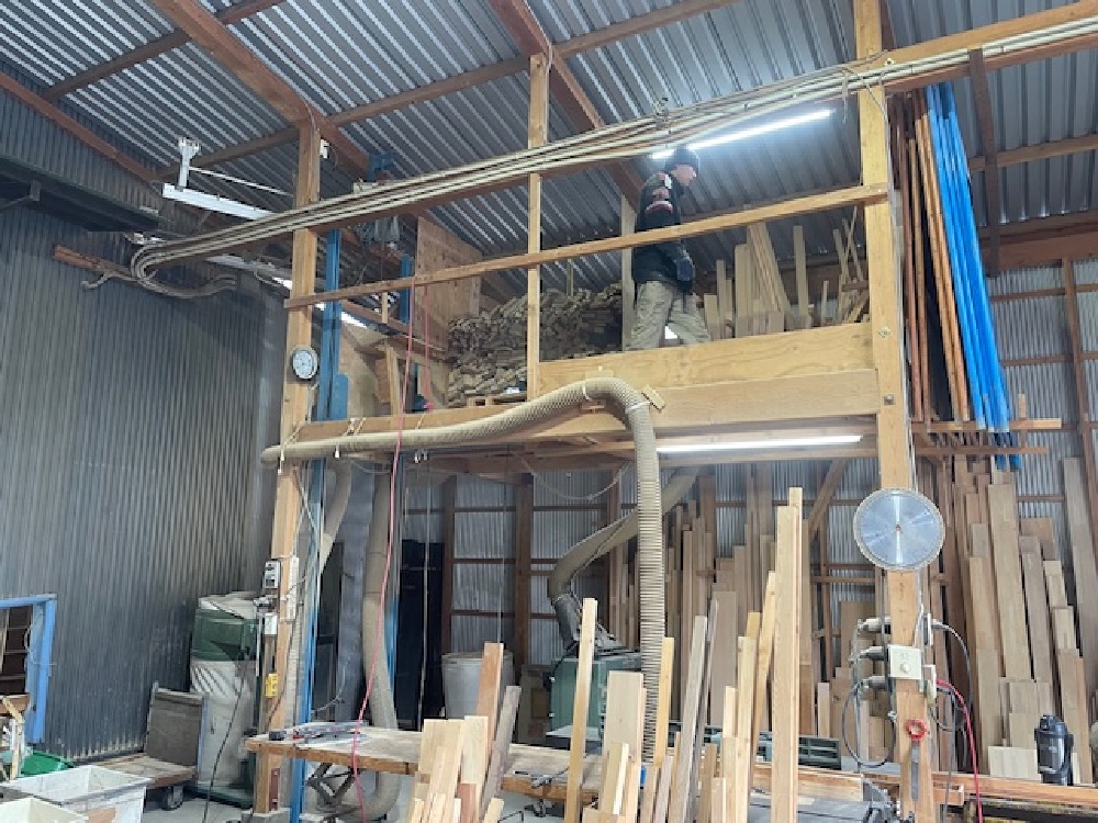 （松美工場）焚き物置き場製作中（寺西）