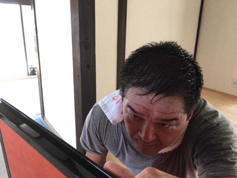 寺西です、真剣な眼差しの建具職人長瀬さん。