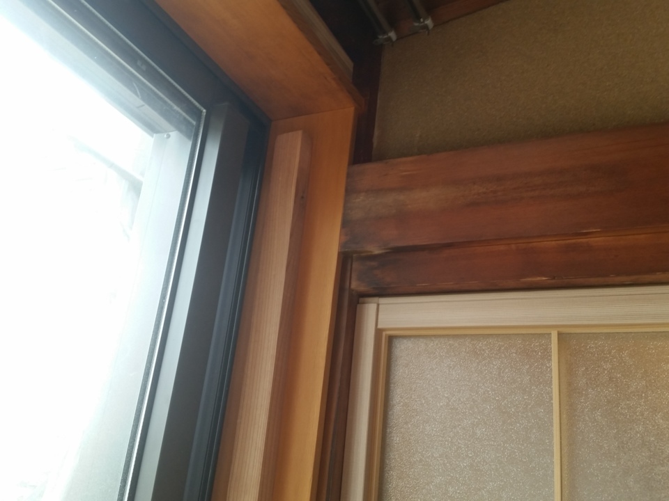 窓の縦枠を施工中。