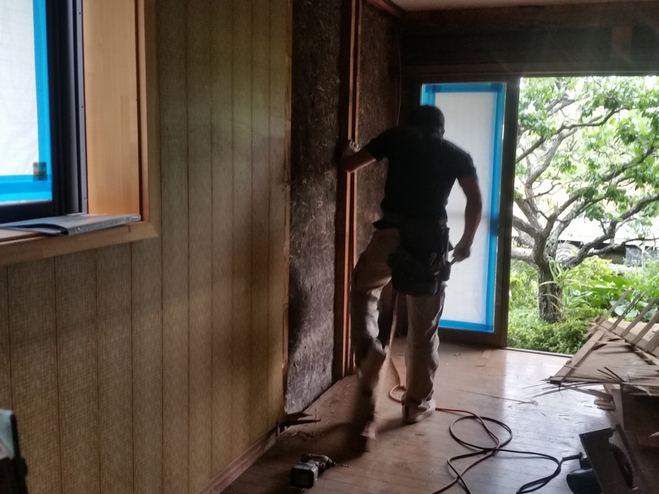 今日から、本格的に工事がスタートしました。まずは解体工事からです。