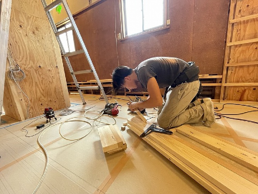 原寸描いた尖塔アーチ。 それに合わせて下地を製作していく颯太君。 仕上がりが楽しみです（白井）