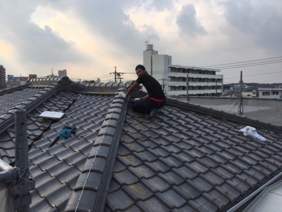 寺西です、大屋根の隅棟の漆喰を補修中の村ちゃん！