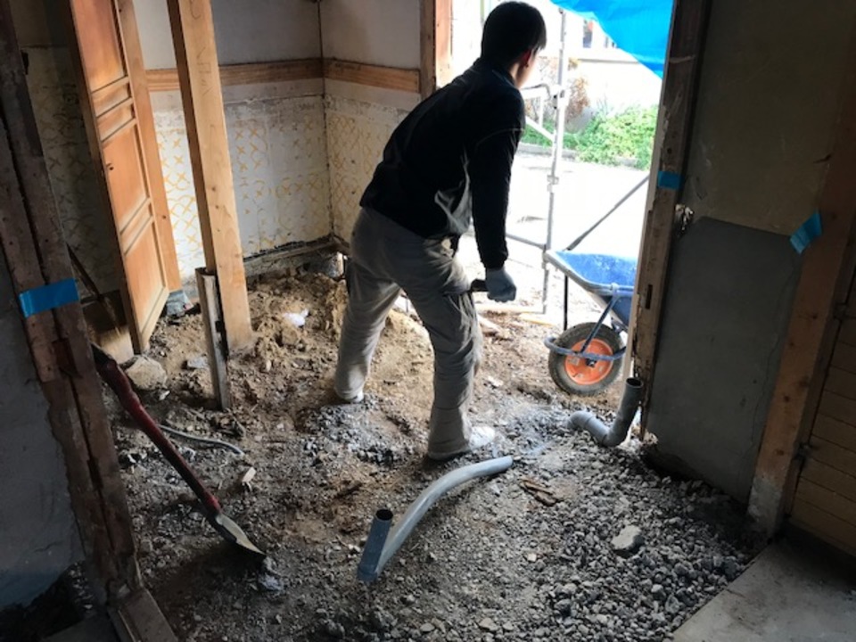 白井です、既設便所の土を掘り出しています。