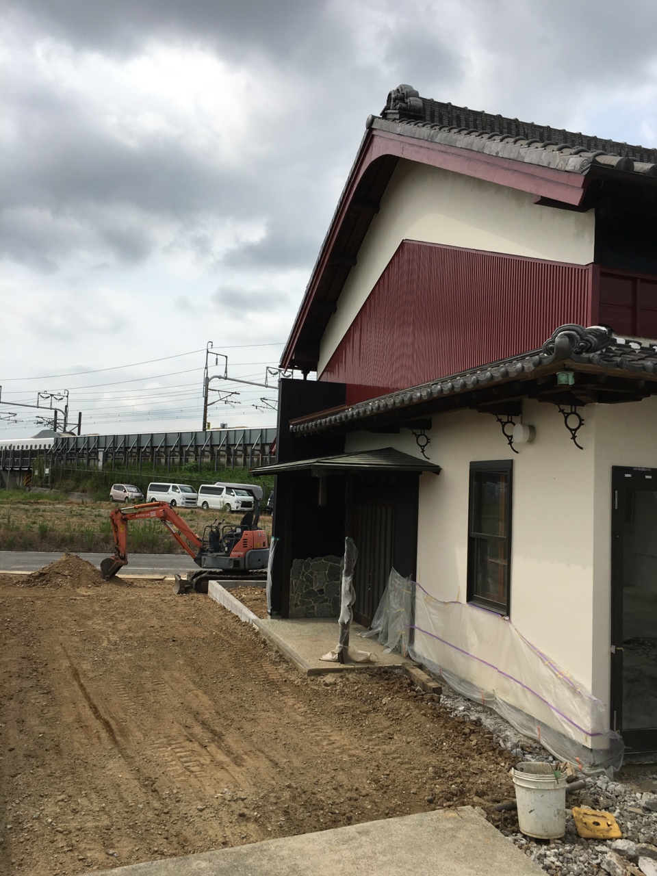 暑い中、外構工事も進んでいます！