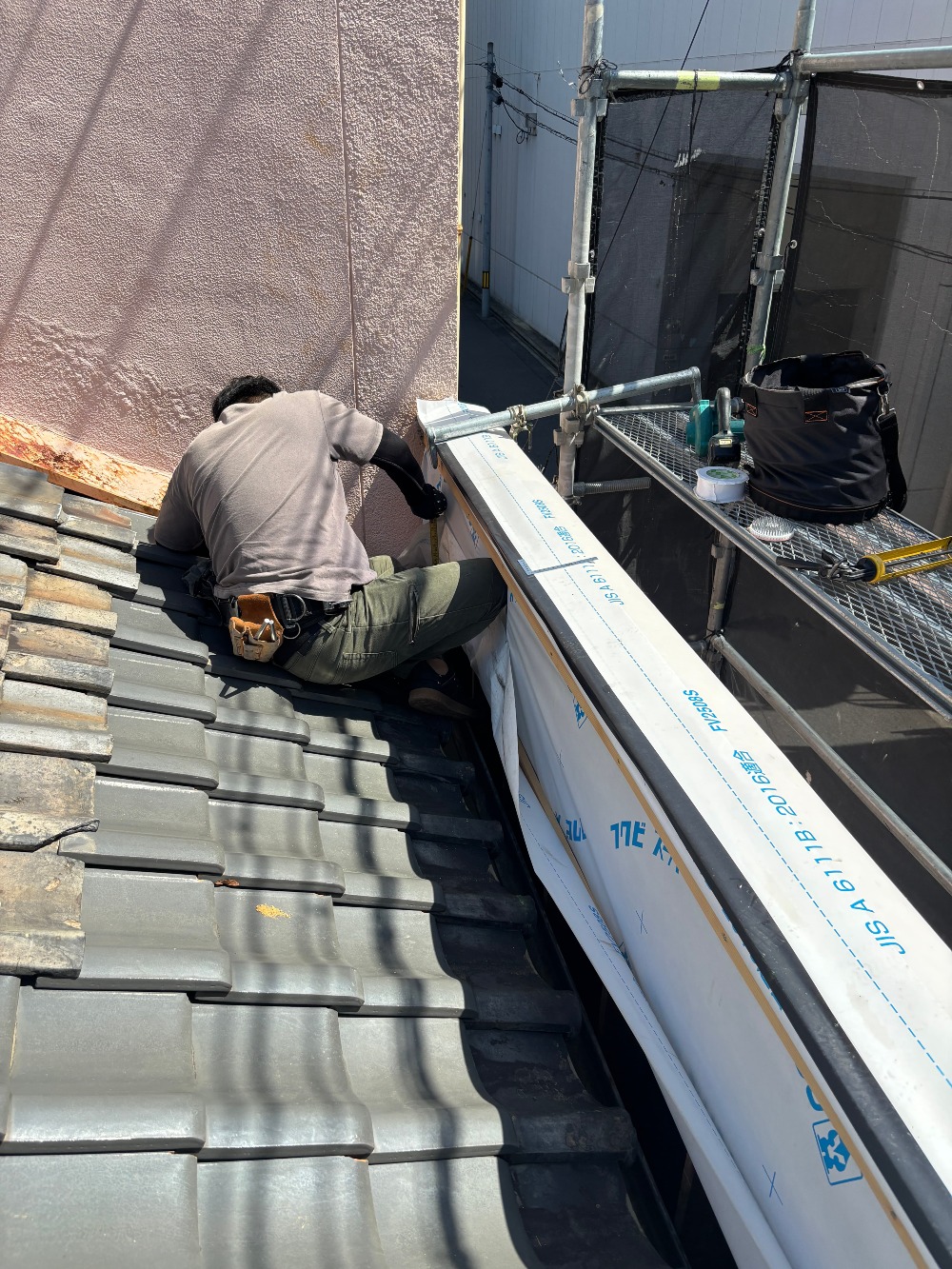 既存瓦との取り合いを確認しながら、 板金施工を進めて行きます。