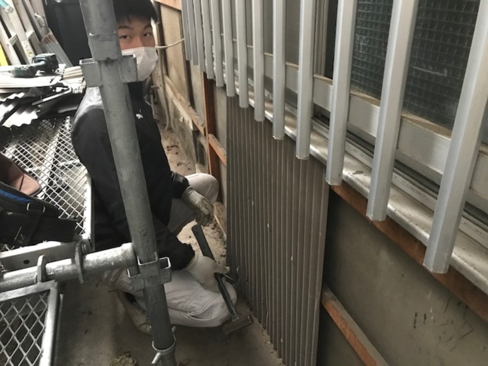 東面の壁下地を施工中。