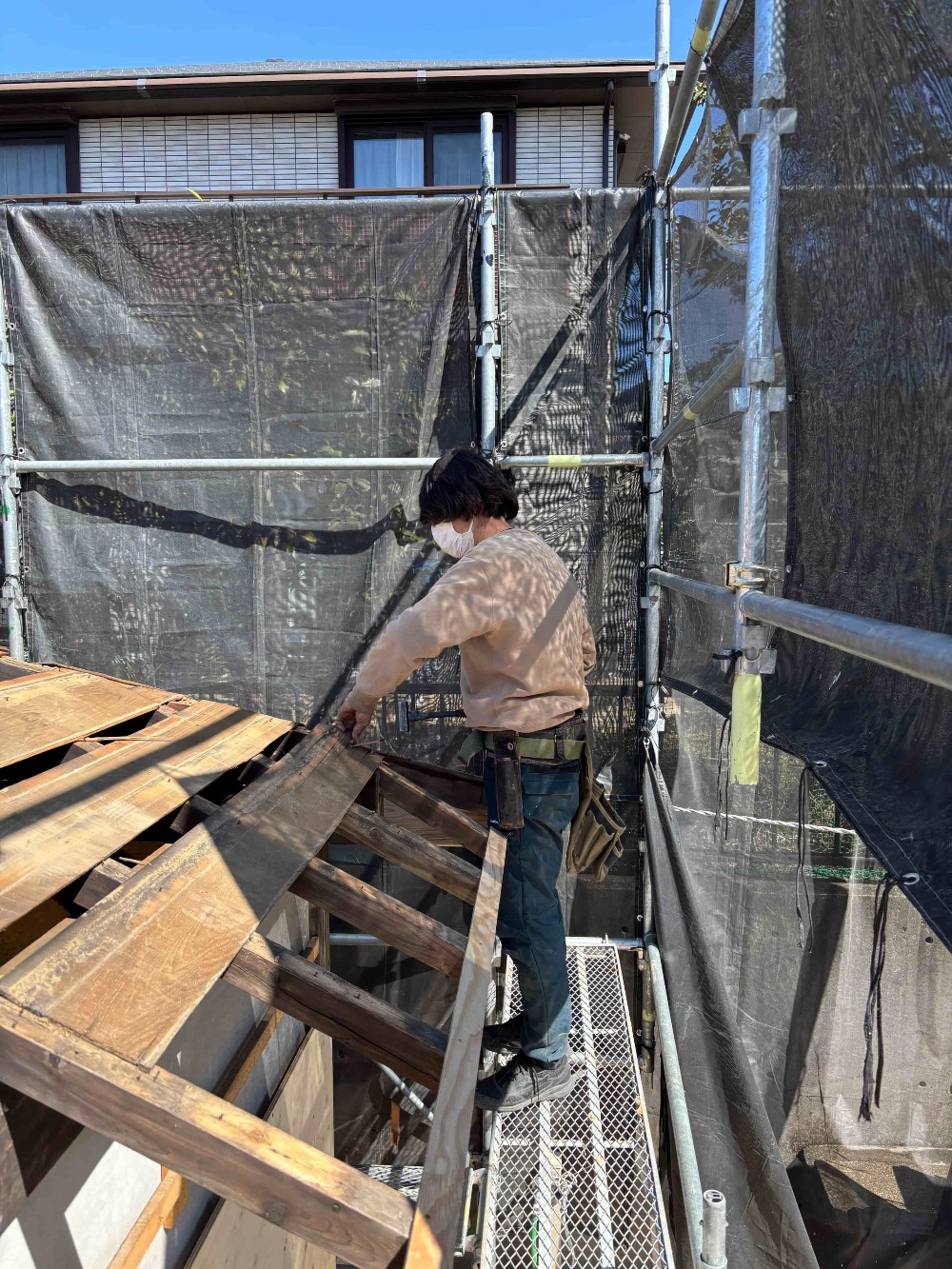 玄関まわりの屋根工事