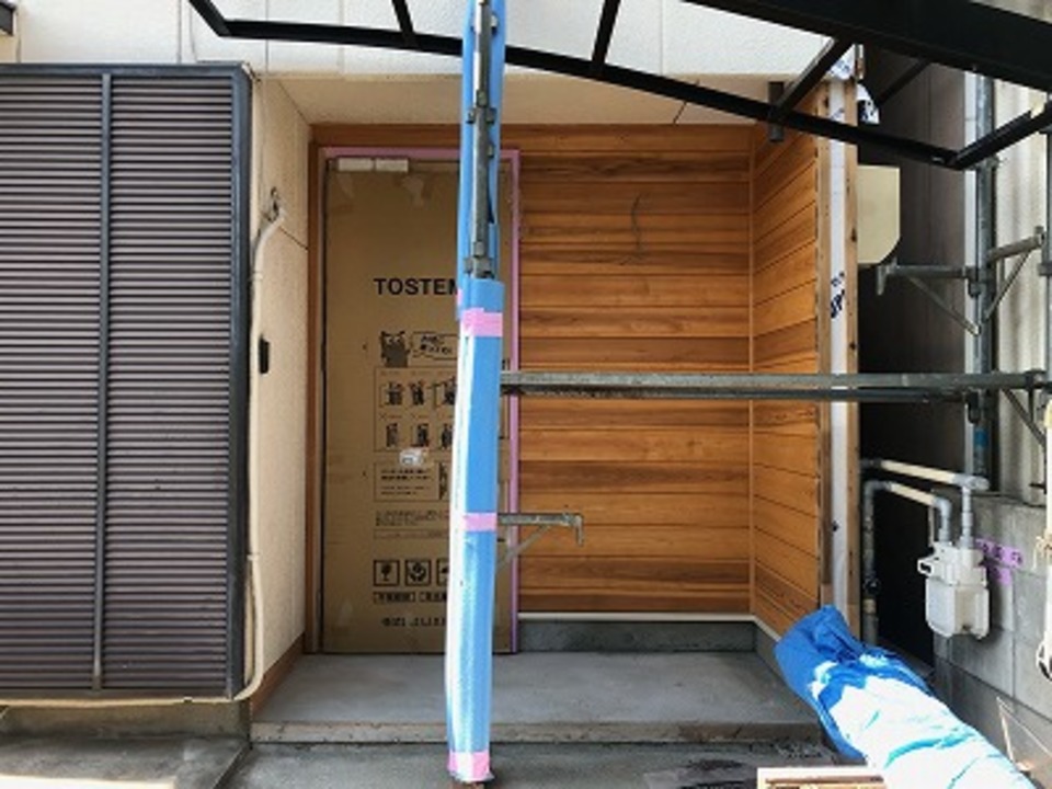 入角や取り合い部に見切り材を廻しました（山本）