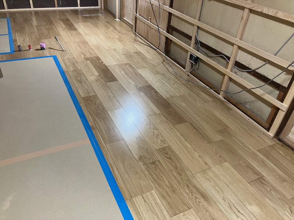 床張り進行中です