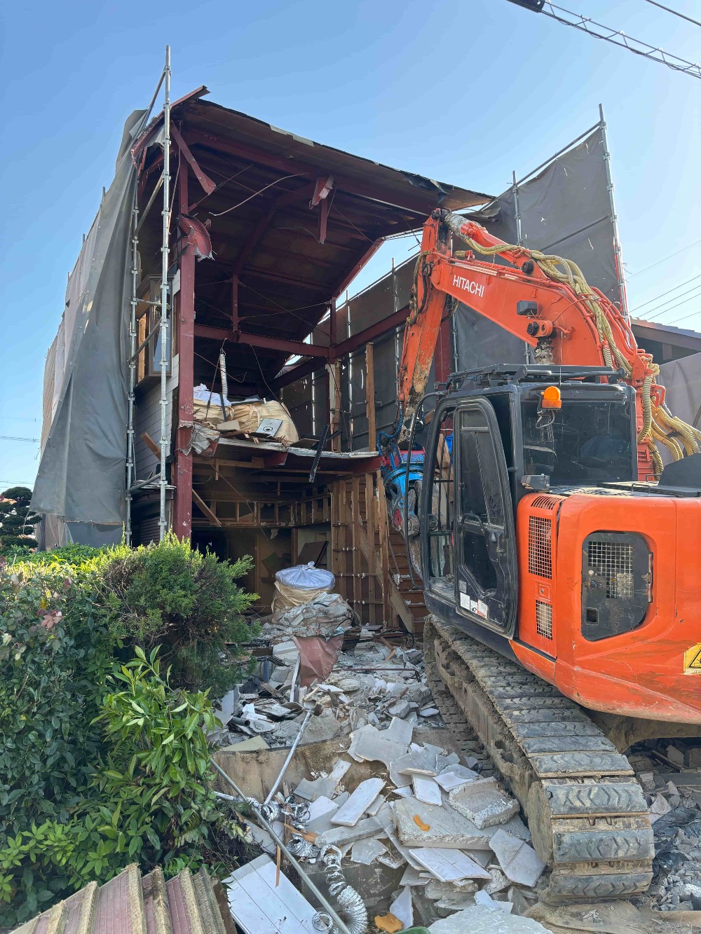重機による解体工事がスタートしました