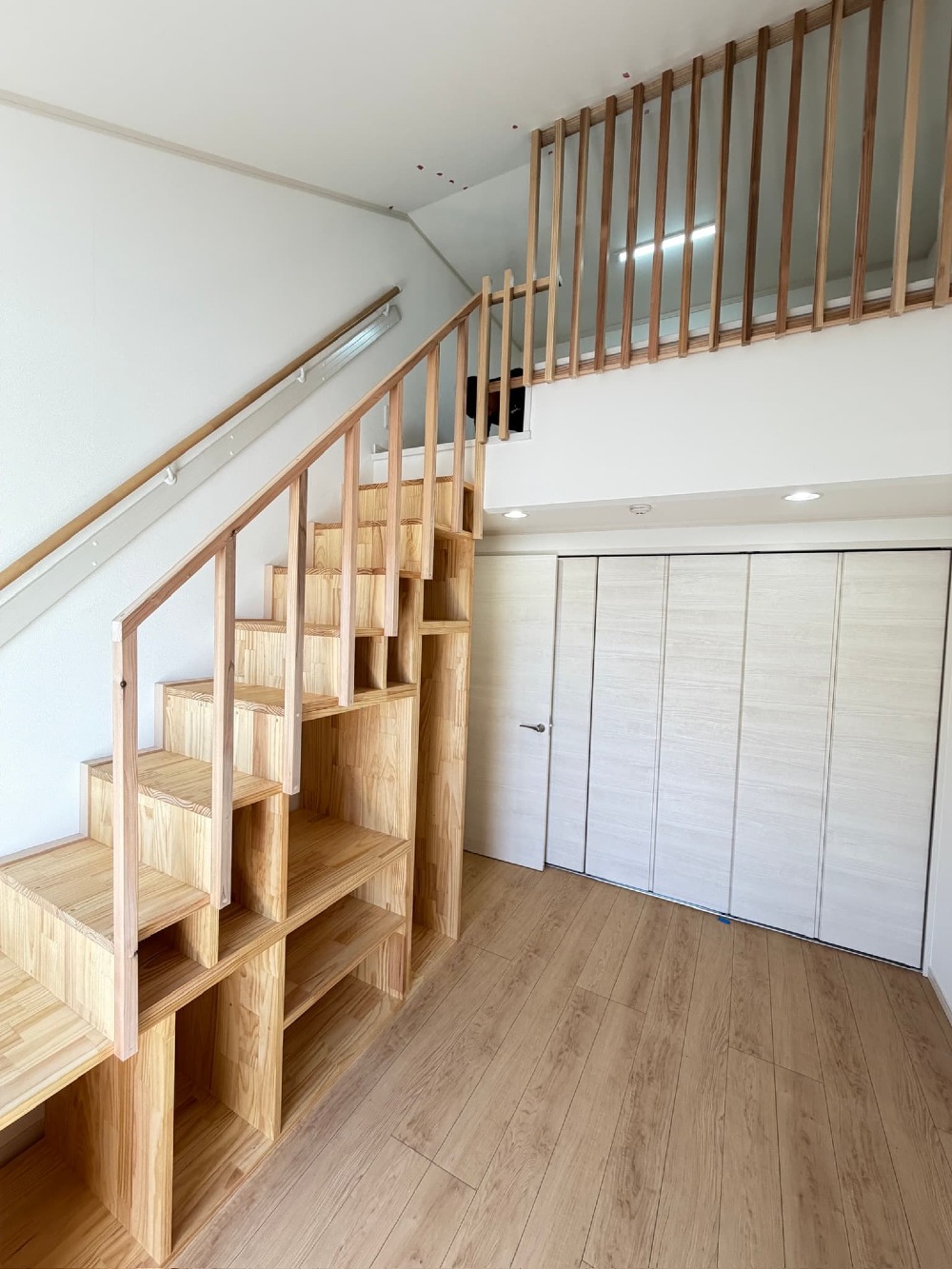 2つの階段工事も本日で最終です。 箱階段を設置したことで、収納量が大きく向上しました。