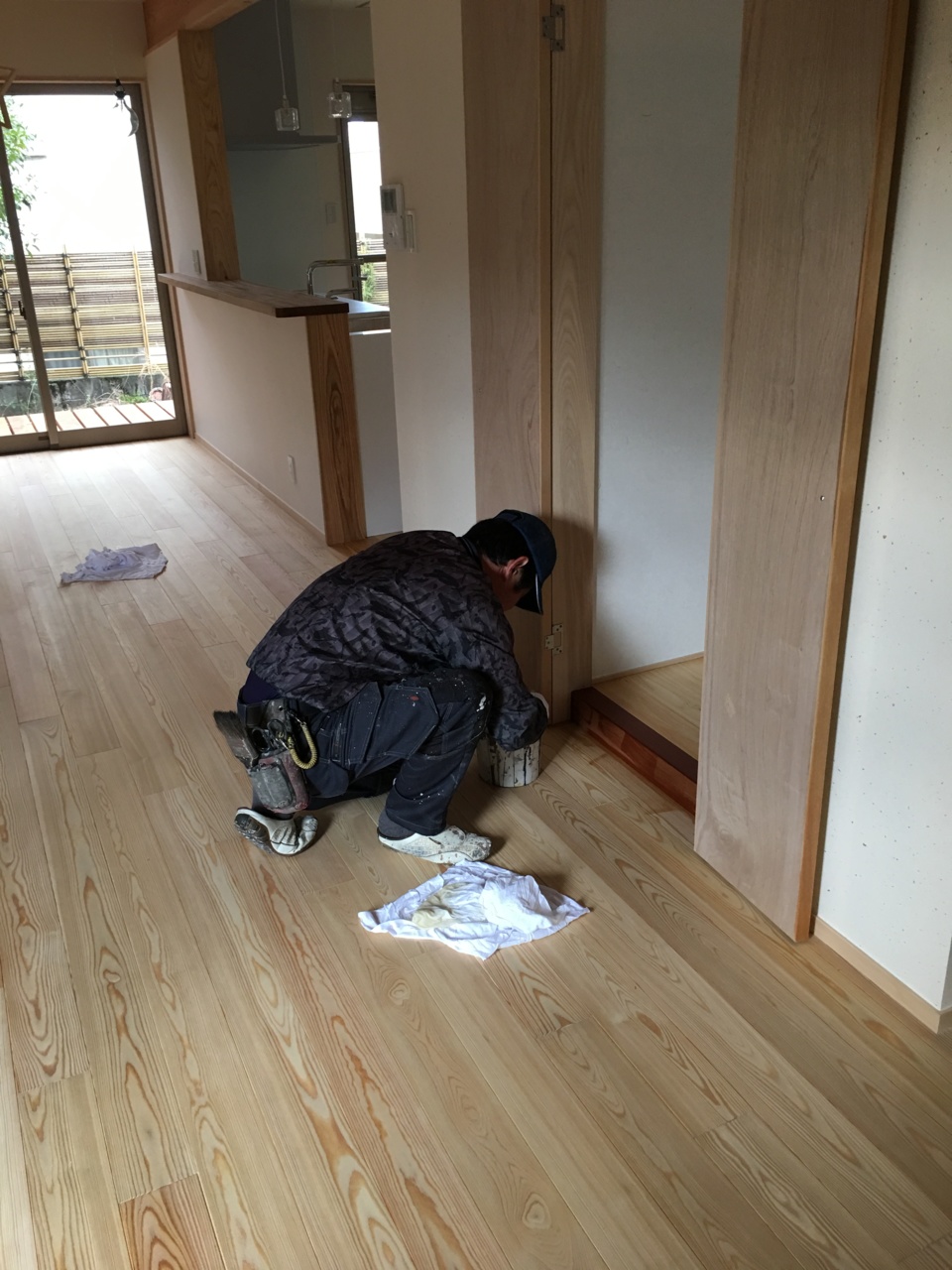 床のワックス掛けをする、カワワキさん！