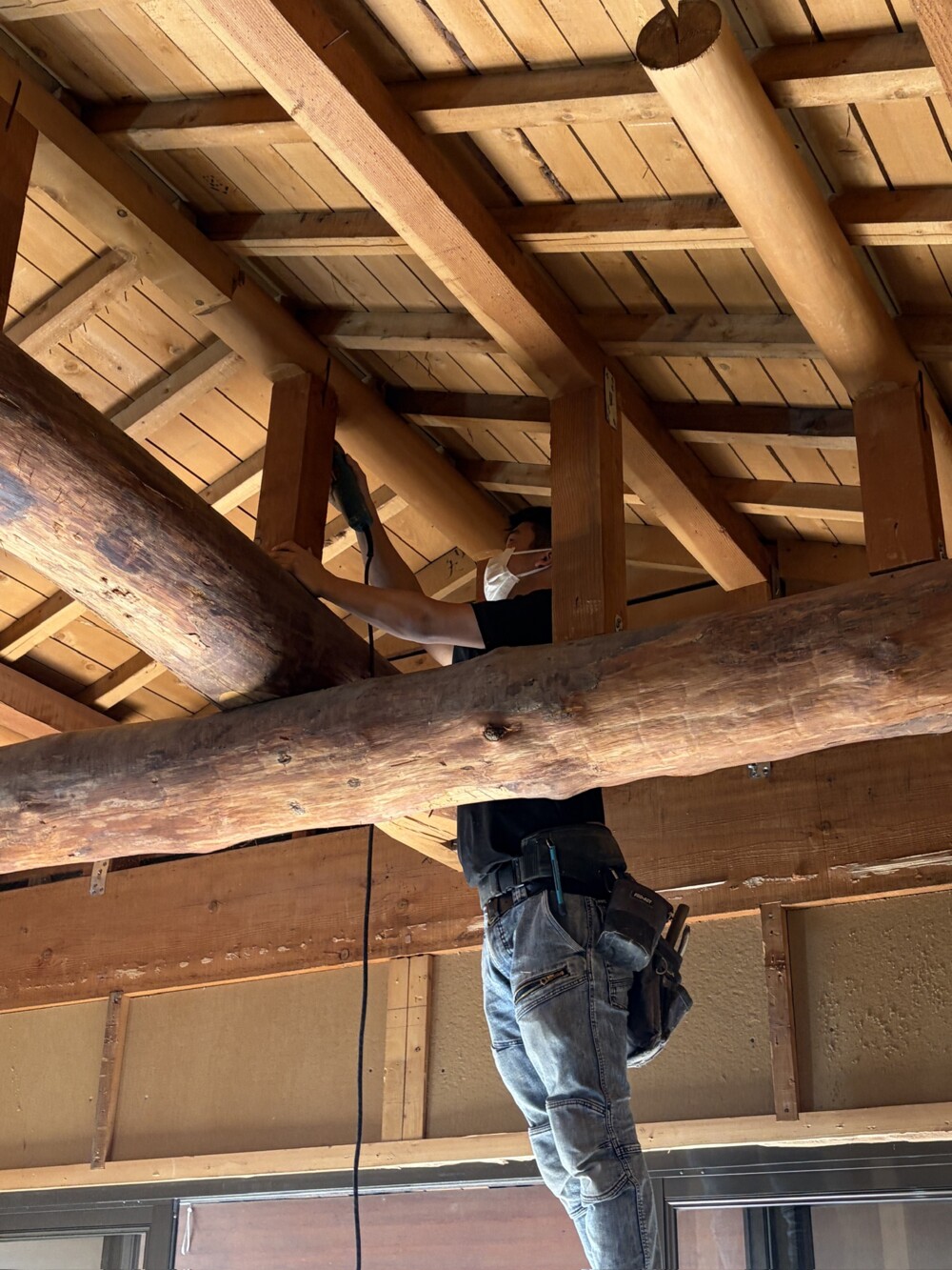 勾配天井にするため、小屋束に書いてある新築時の番付を消していきます