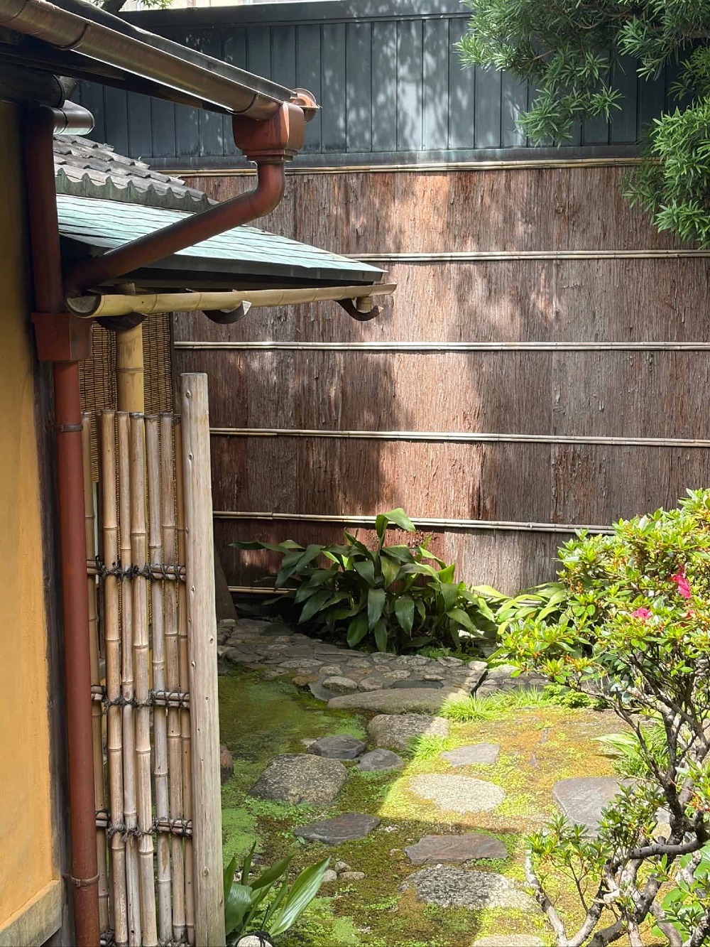 志ら玉様中庭・杉皮塀