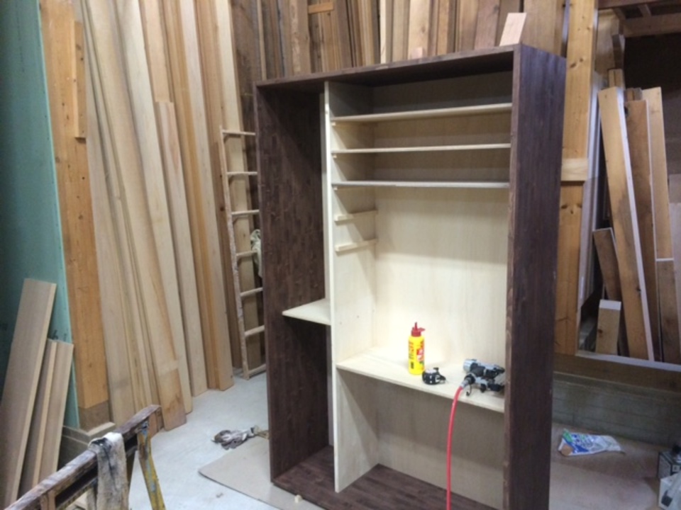 寺西です、工場で 下駄箱作成中です！３