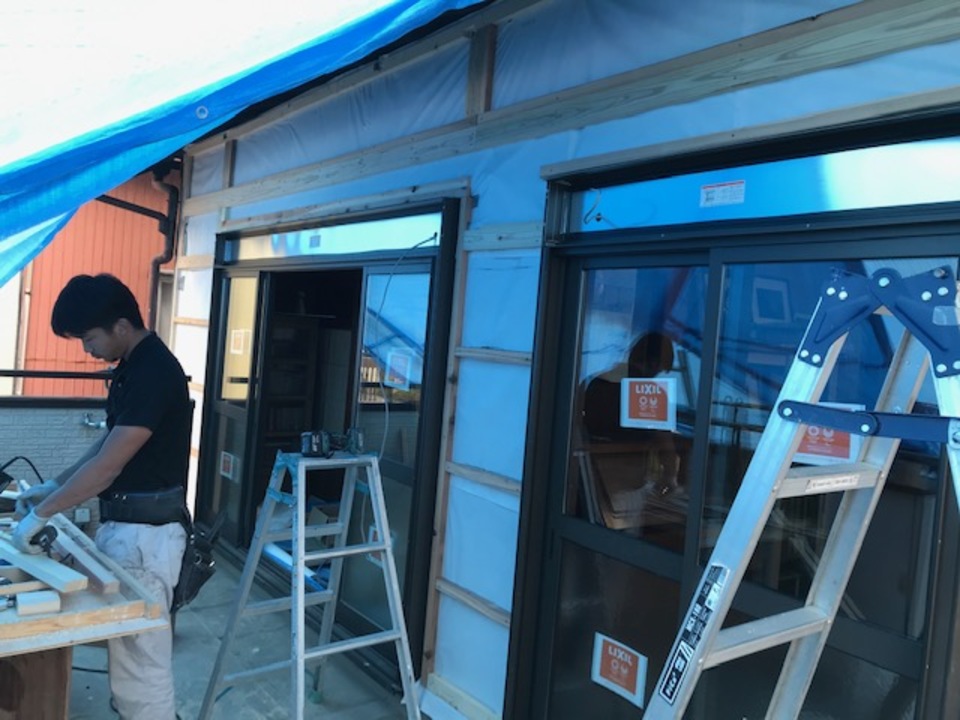 板金下地を施工中。