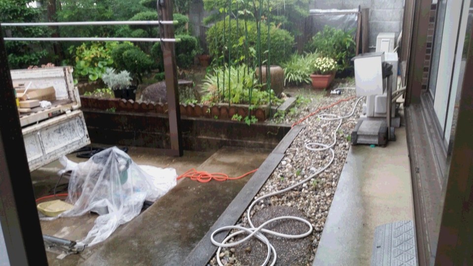 中川です、突然のどしゃ降りの雨に道具もベタベタでした。