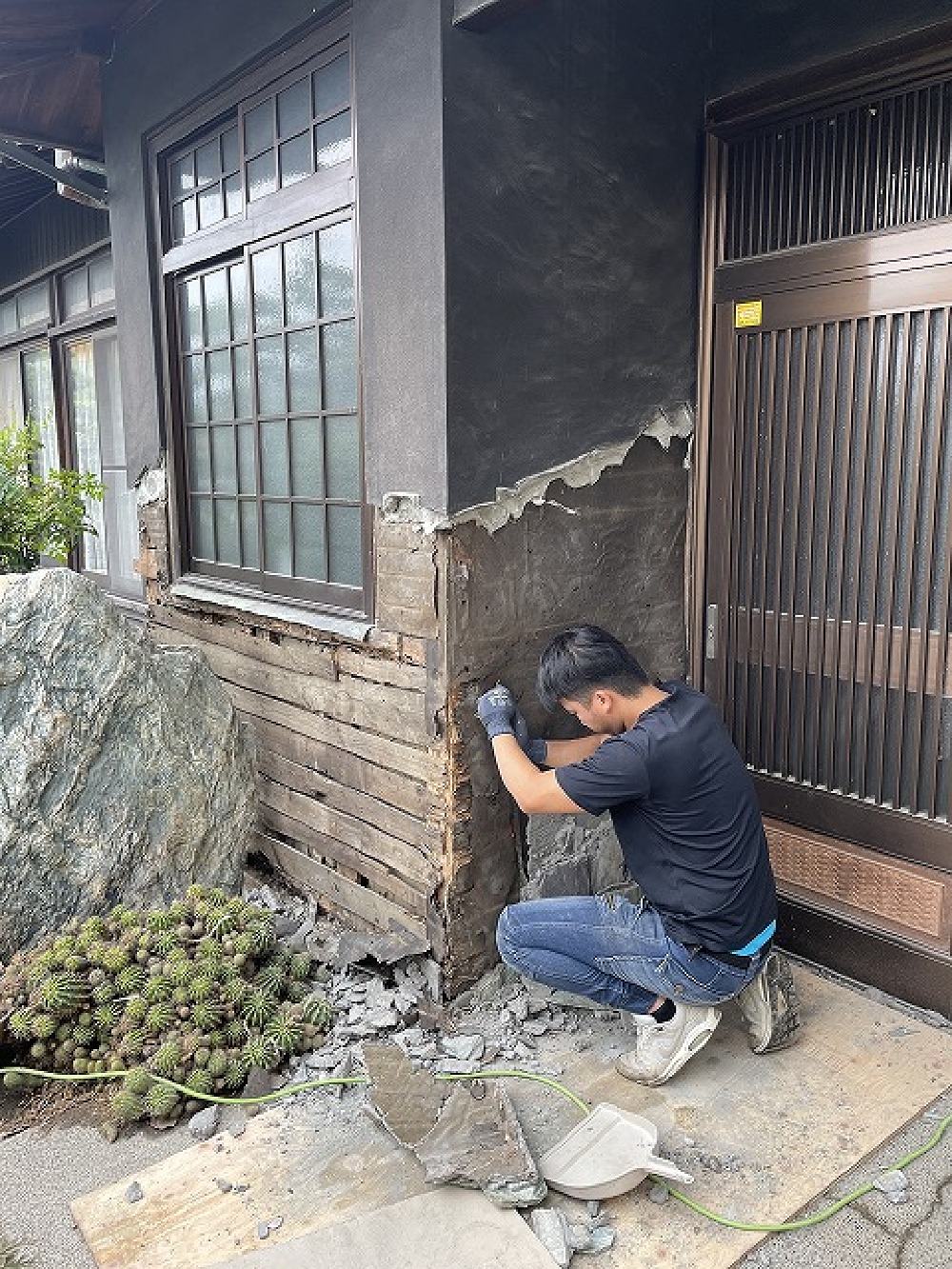 ２０２３．１０月のやまちゃん作業風景。玄関回りはサッシも取替えて、腰下には杉の羽目板を施工しました（白井）