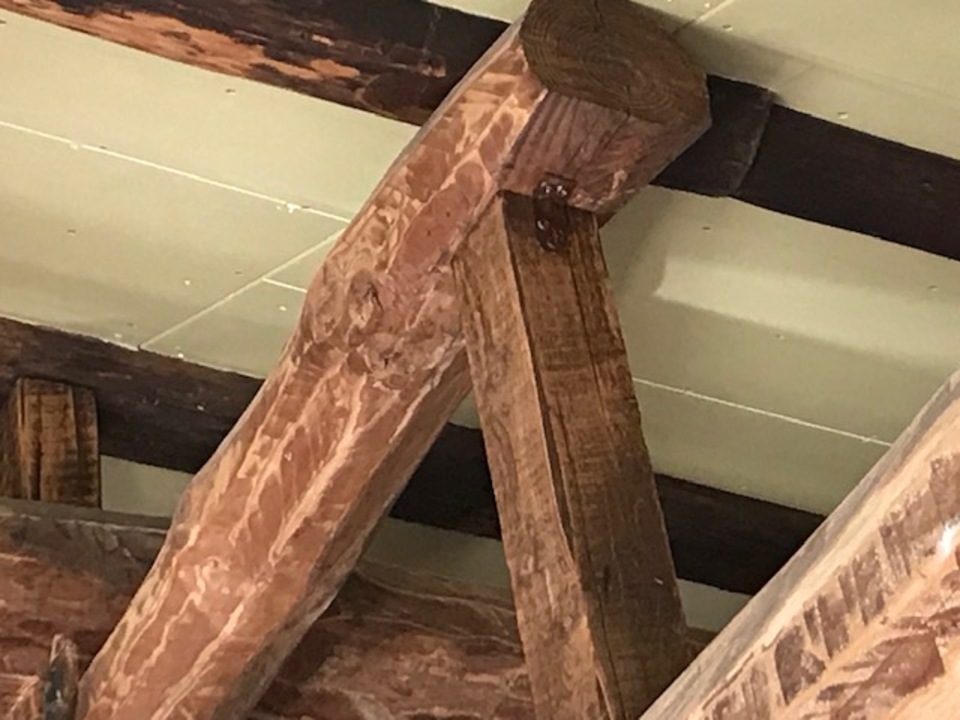 小屋組みの構造用金物は化粧になるので金具類は予め茶色に塗装してから取付けます（寺西）