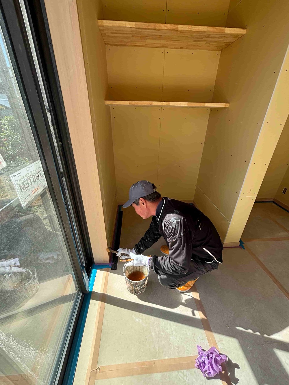 クロス施工前の工程として、 木部へ自然塗料「いろは」を先行塗装。 仕上げ工程を見据えた段取りで進めています。